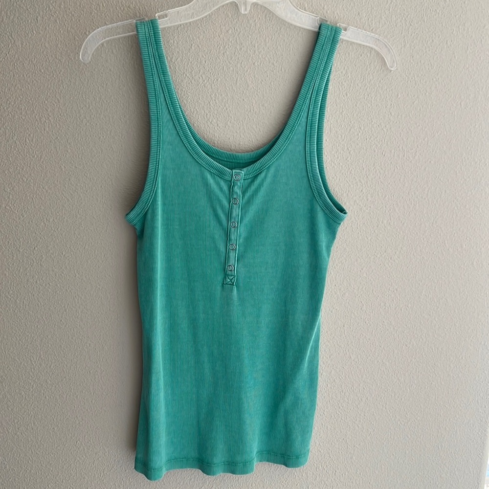 Women’s tank top. Size medium in green color with front snaps. American Eagle